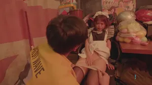 Sinh viên đại học tham gia vào ngành giải trí dành cho người lớn. Ba cô gái đang nằm trên giường. Người anh trai để những cô gái hư hỏng lên trên và quan hệ tình dục với họ. Họ thay phiên nhau tận hưởng sự kích thích khi con cặc lớn đập vào giữa âm hộ của họ. Họ liên tục phát ra những tiếng động tục tĩu và nói những điều khiếm nhã...