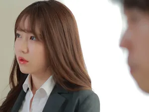 Hôn kiểu Pháp, khuấy động lưỡi và hút nước bọt! Một cô gái trẻ như vậy thật tuyệt vời để quan hệ