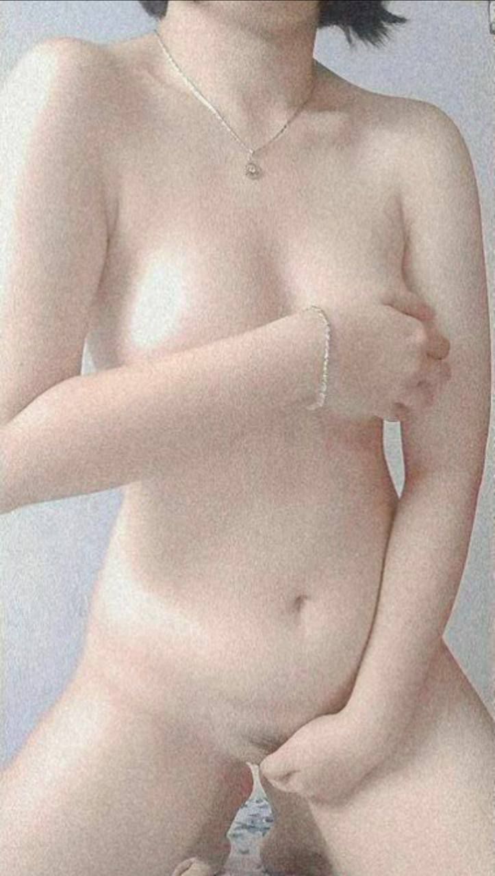 Cô dâu chú rễ tranh thủ trước giờ làm lễ