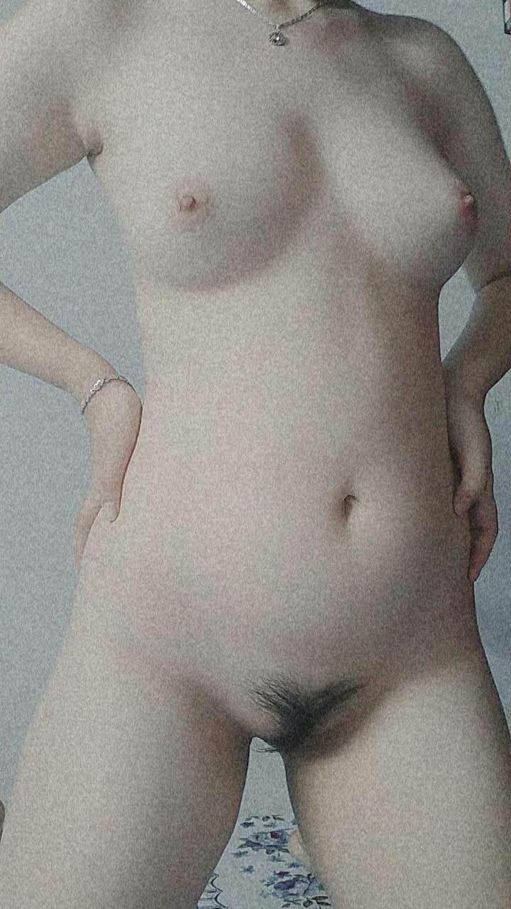 Một cô gái trẻ tóc ngắn, gợi cảm đang trong thời kỳ cho con bú, có hai bầu ngực lớn và đang vắt một cốc sữa. Cô ấy nhấc váy da lên và thủ dâm