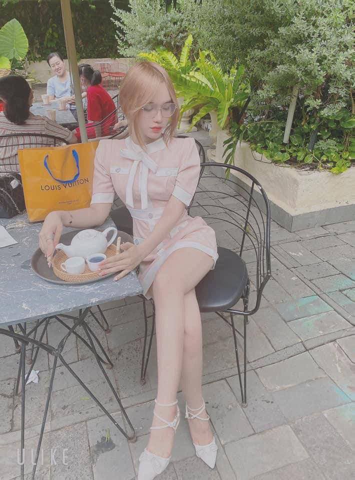 Cô gái tóc vàng đeo kính ướt át