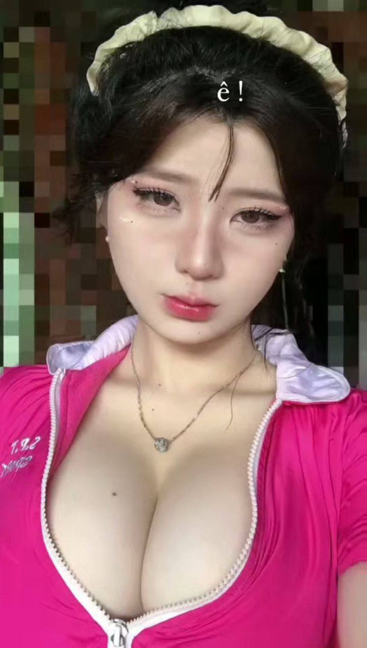 Đang chơi game thì bị bạn thân của em gái thổi kèn